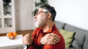 Unexplained shoulder pain could signal dangerous health condition, doctor warns