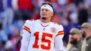 Patrick Mahomes participates in Chiefs OTAs with heavy knee brace, still targeting Week 1 return