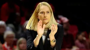 Maryland basketball coach has intense moment with player during March Madness game
