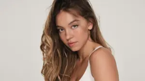 Sydney Sweeney recreates iconic 'Home Alone' scene for new lingerie campaign